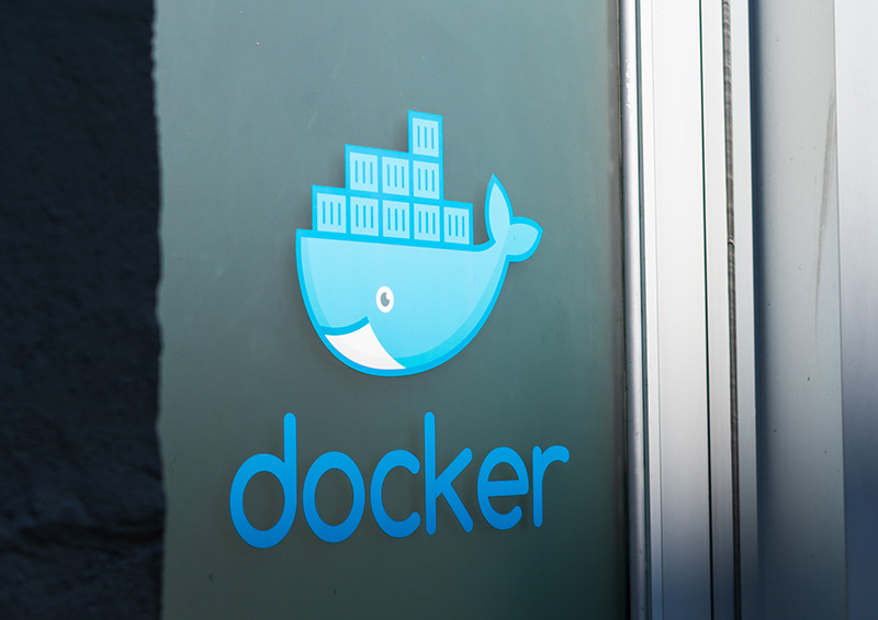 Docker: stop containers with the proper signals